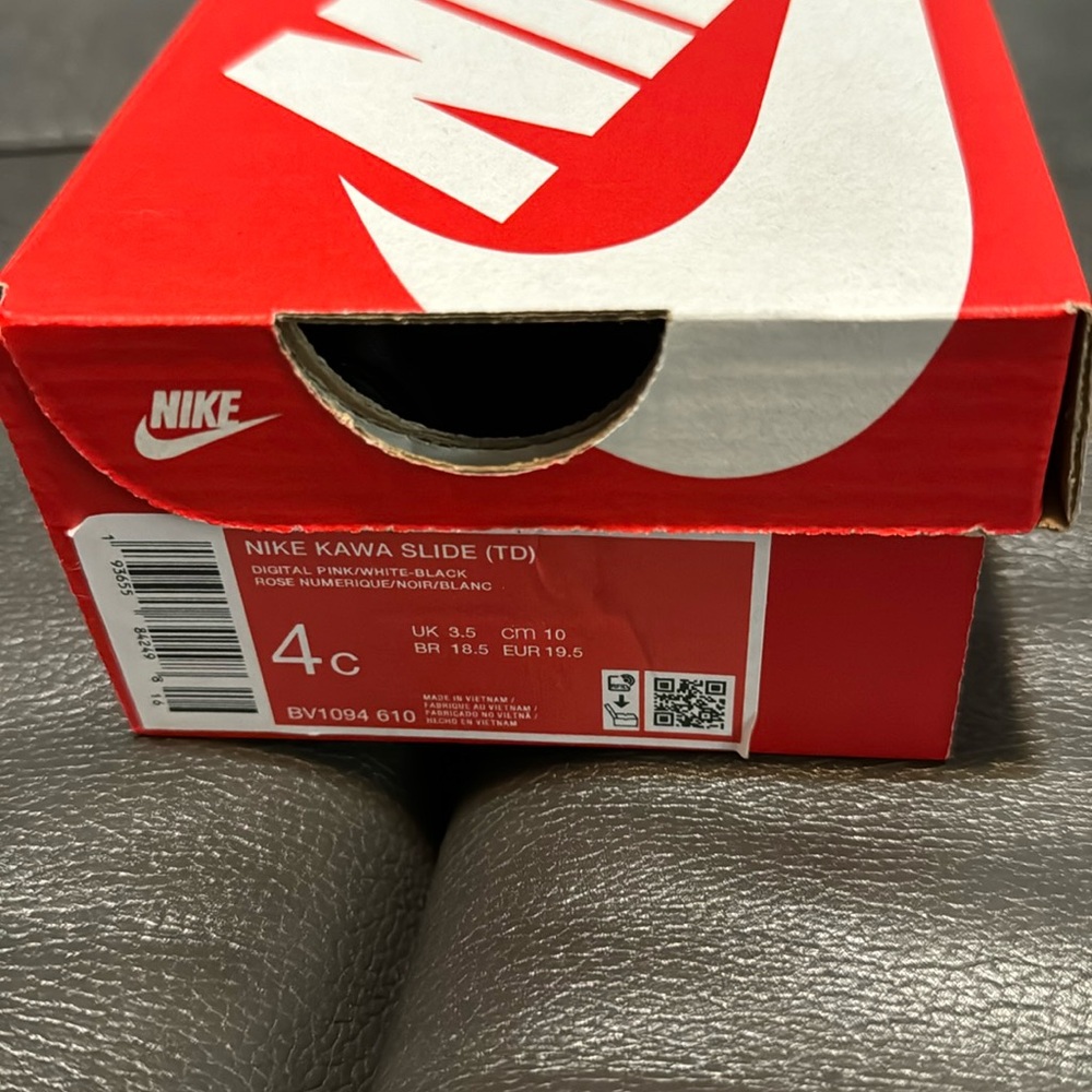 Toddler Nike kawa slides size 4c pink